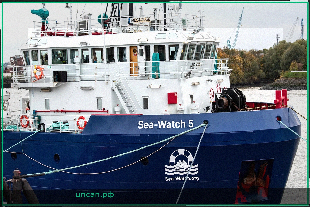 Спасательное судно "Sea-Watch 5" под обстрелом ливийской береговой охраны
